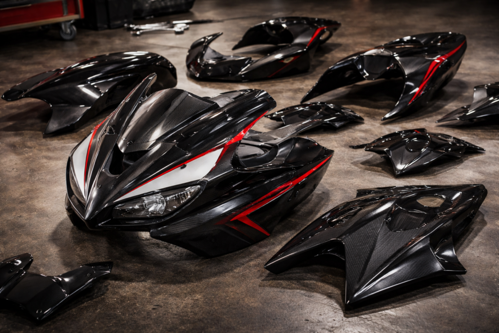 éléments de carénage de moto en garage