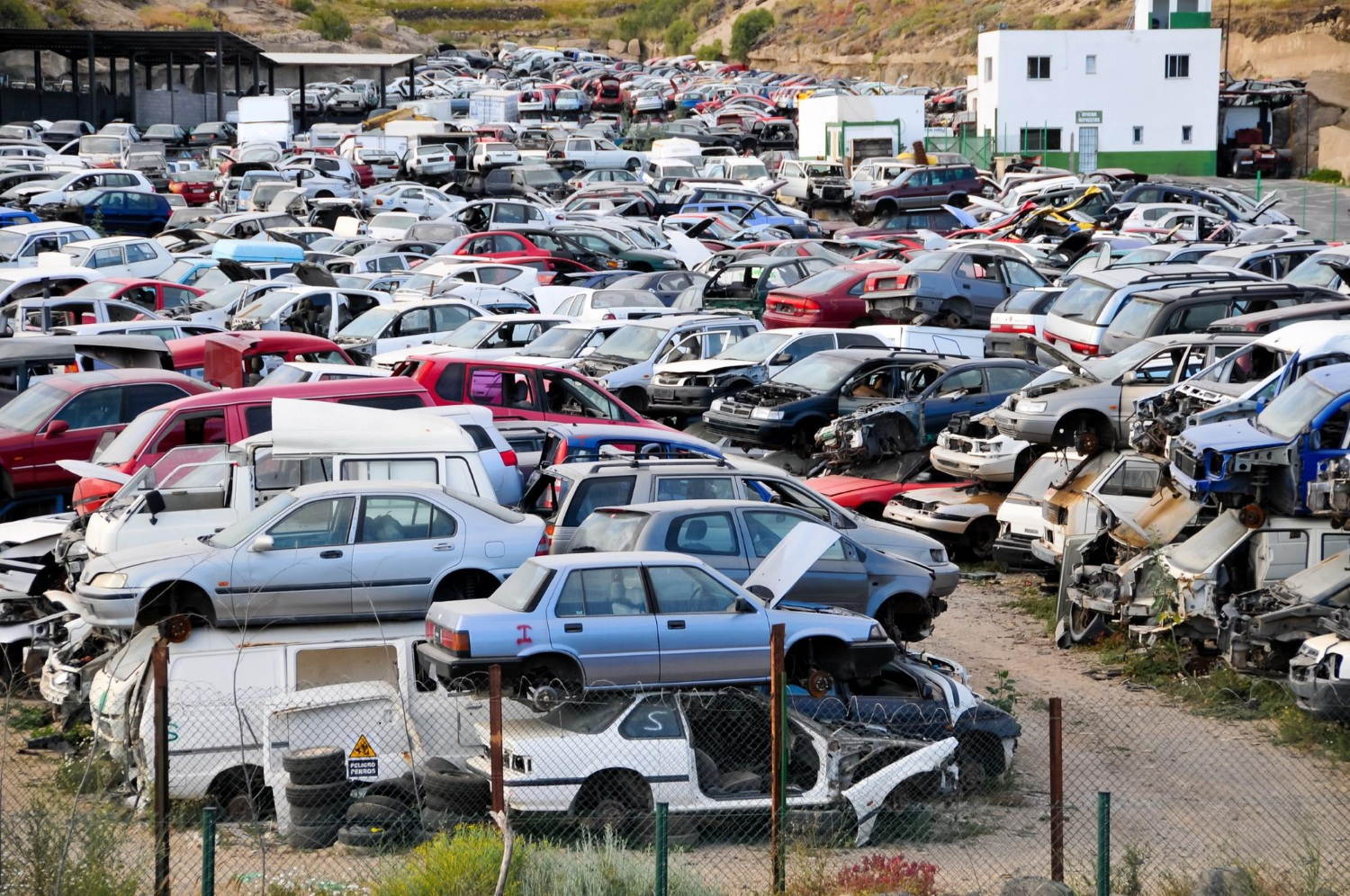 De vieilles voitures dans un centre de recyclage automobile